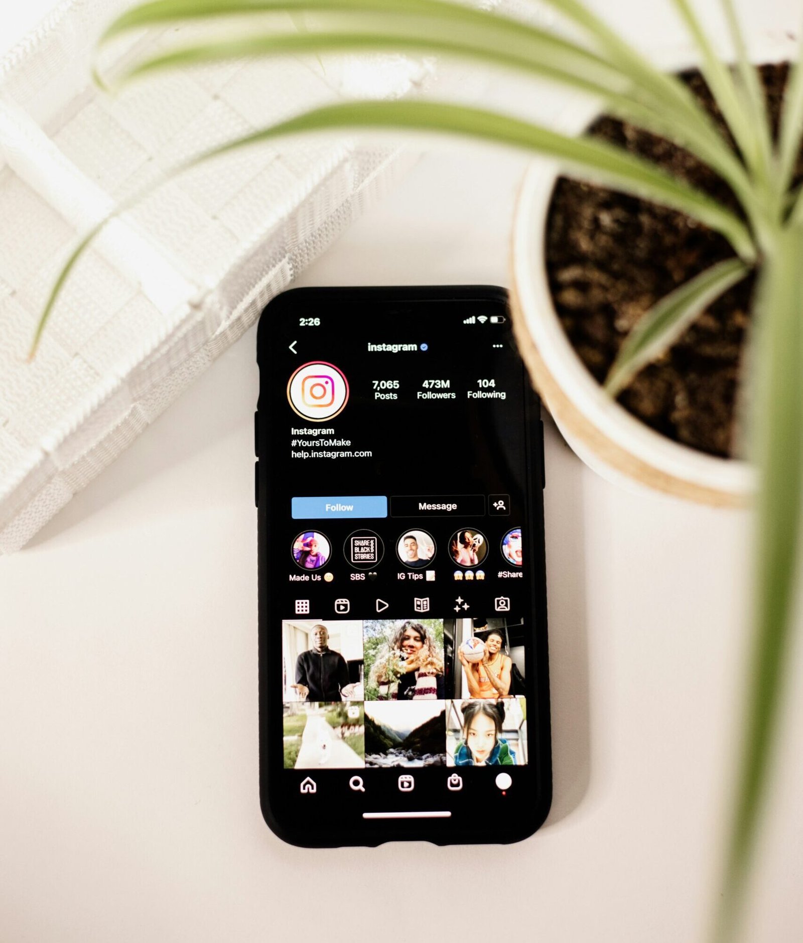 Micro-influenceurs ou célébrités pour votre marque ? - Collaborer avec des macro-influenceurs ou des célébrités : un pari sur la visibilité - Agence Fraischeur - Angers