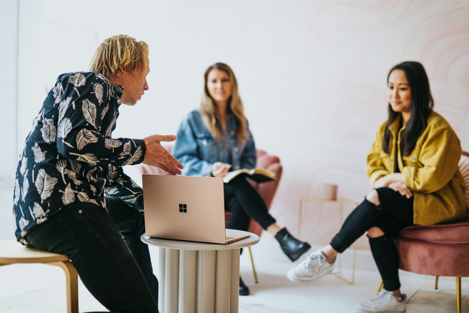Micro-influenceurs ou célébrités pour votre marque ? - Expertise Fraischeur - Agence Fraischeur - Angers