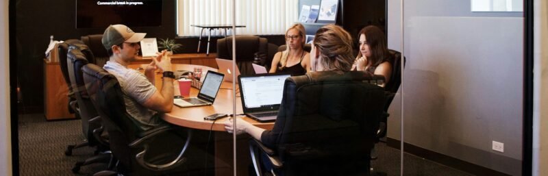 Travailler avec une agence de communication locale à Angers : les avantages - Agence Fraischeur - Angers